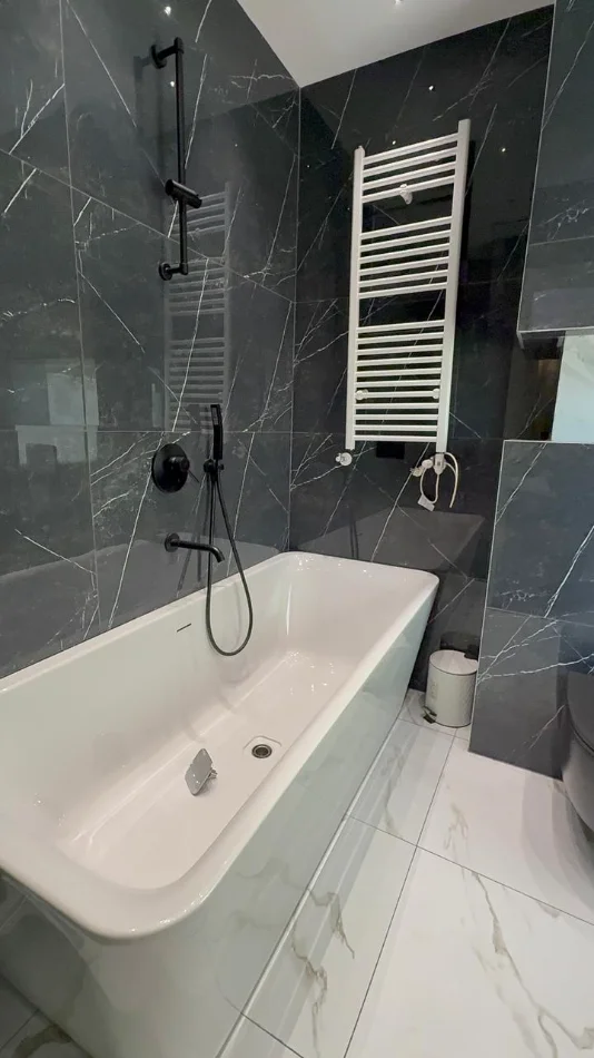 Tirane, jepet me qera apartament 2+1+Ballkon , 131 m² 1.350 € (Liqeni Artificial)