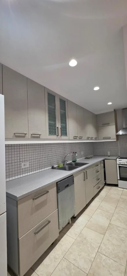 Tirane, jepet me qera apartament 1+1 Kati 2, 550 € 