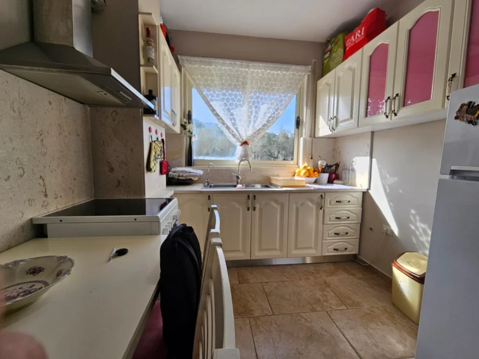 Tirane, jepet me qera apartament 1+1+Ballkon Kati 3, 50 m² 400 € (Liqeni Thate)
