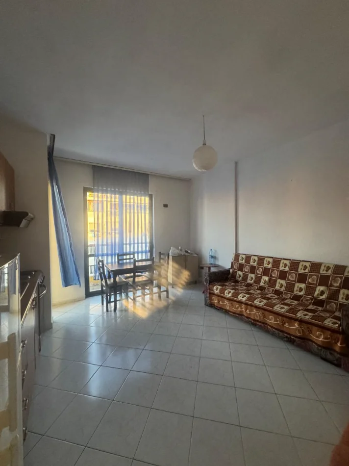 Tirane, jepet me qera apartament 1+1+Ballkon Kati 9, 60 m² 350 mije leke (Kompleksi Delijorgji)