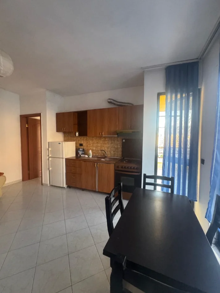 Tirane, jepet me qera apartament 1+1+Ballkon Kati 9, 60 m² 350 mije leke (Kompleksi Delijorgji)
