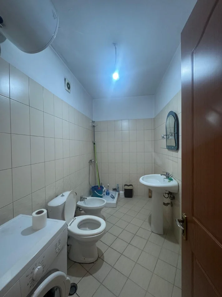 Tirane, jepet me qera apartament 1+1+Ballkon Kati 9, 60 m² 350 mije leke (Kompleksi Delijorgji)