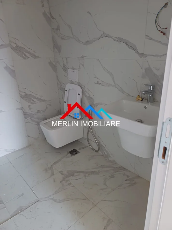 Tirane, jepet me qera apartament 2+1+Ballkon Kati 9, 95 m² 1.300 € (RRUGA E BARRIKADAVE,QENDER)