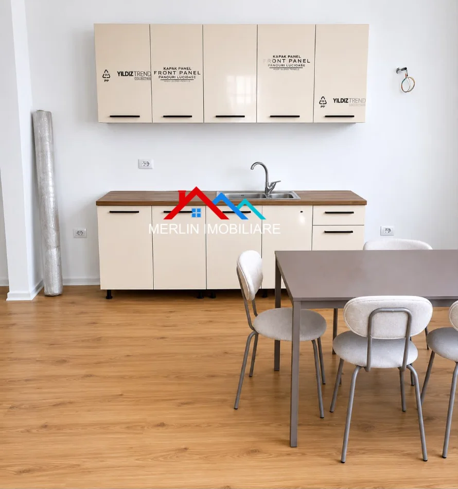 Tirane, jepet me qera apartament 2+1+Ballkon Kati 9, 95 m² 1.300 € (RRUGA E BARRIKADAVE,QENDER)