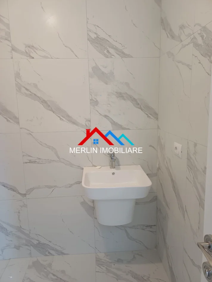 Tirane, jepet me qera apartament 2+1+Ballkon Kati 9, 95 m² 1.300 € (RRUGA E BARRIKADAVE,QENDER)