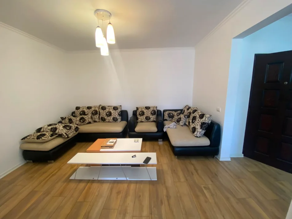 Tirane, jepet me qera apartament 2+1+Ballkon Kati 5, 85 m² 480 € (Astir)