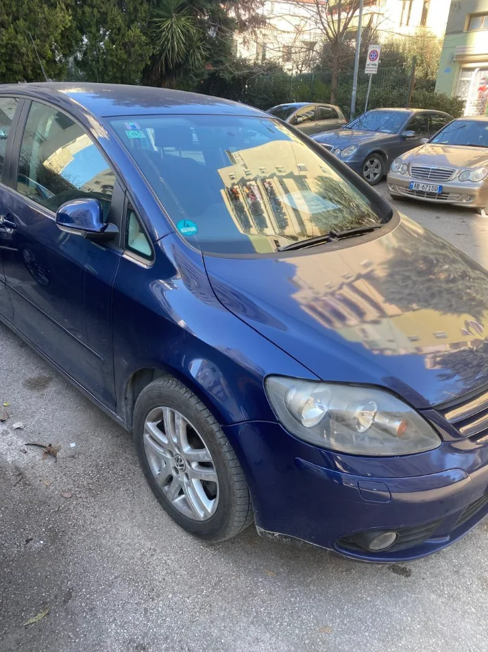 Tirane, shitet makine Volkswagen Golf Nafte, blu e errët automatik Kondicioner 240 km 4.500 €