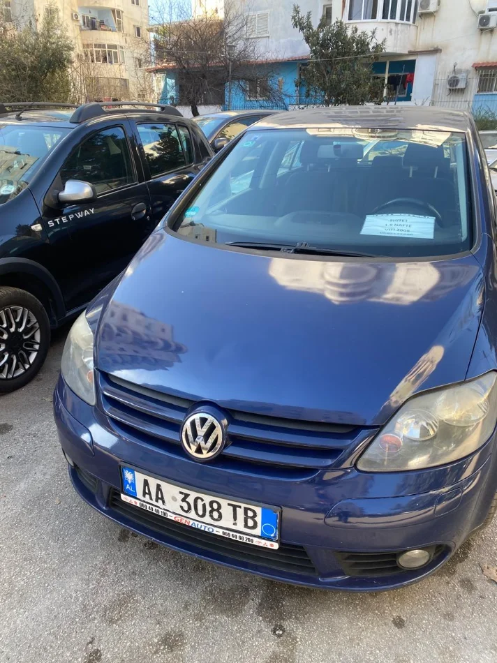 Tirane, shitet makine Volkswagen Golf Nafte, blu e errët automatik Kondicioner 240 km 4.500 €