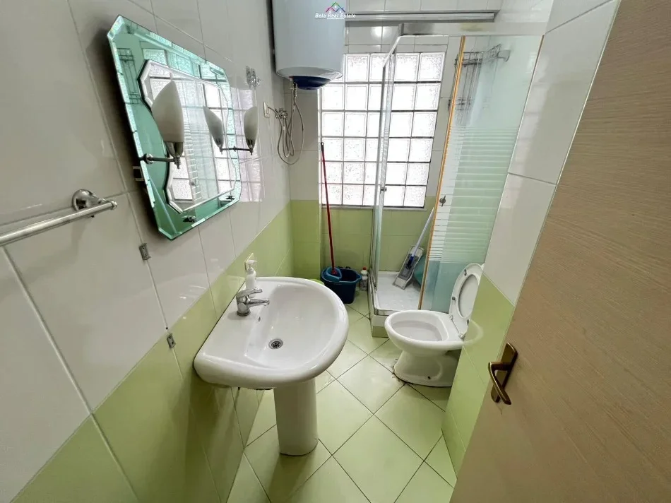 Tirane, jepet me qera apartament 1+1 Kati 5, 110 m² 520 € (Bulevardi i Ri)