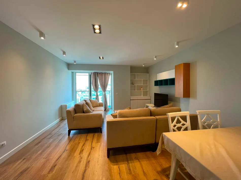 Tirane, jepet me qera apartament 2+1+Aneks+Ballkon , 1.500 € (ish blloku)