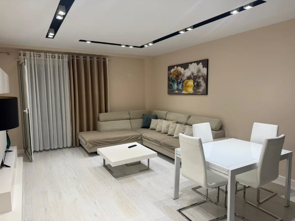 Tirane, jepet me qera apartament 3+1+Aneks+Ballkon Kati 4, 800 € (kodra e diellit)