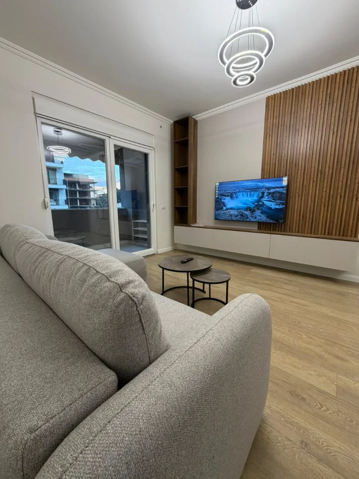 Tirane, jepet me qera apartament 1+1 Kati 2, 67 m² 800 € (Komuna e Parisit)