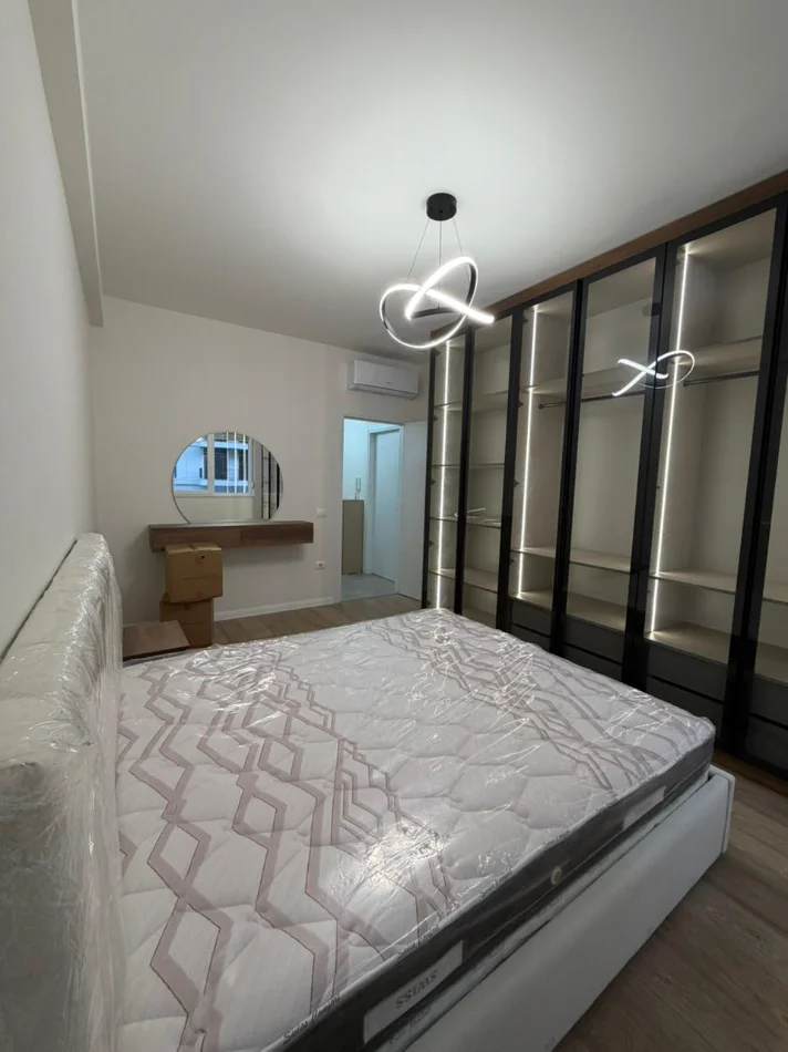 Tirane, jepet me qera apartament 1+1 Kati 2, 67 m² 800 € (Komuna e Parisit)