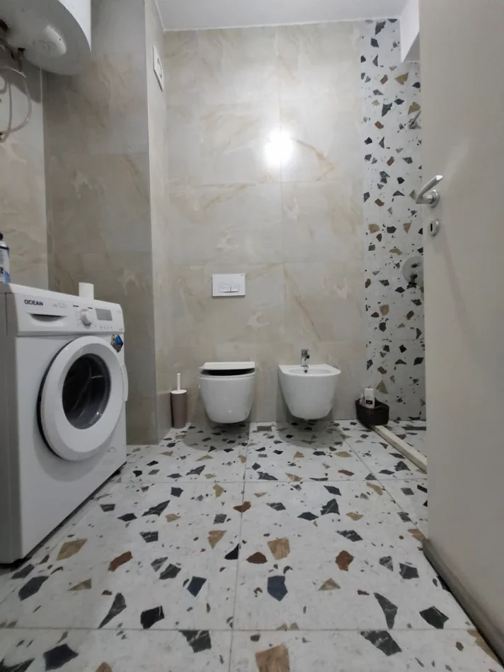 Me Qera: 📍 Kompleksi  Mangalem  - Ali Demi (1+1) - 50m2 & 1 Post Parkimi | 100% i ri, Hera parë me Qira |  50.000 Lekë/Muaj 🔥🔥