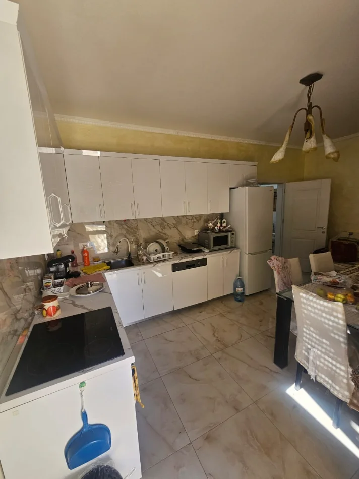Durres, jepet me qera apartament 3+1+Ballkon Kati 1, 128 m² 500 € 