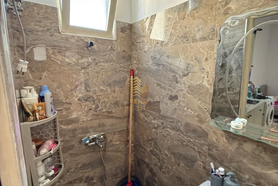 Tirane, jepet me qera apartament 1+1 Kati 3, 30 m² 300 € (Jordan Misja)