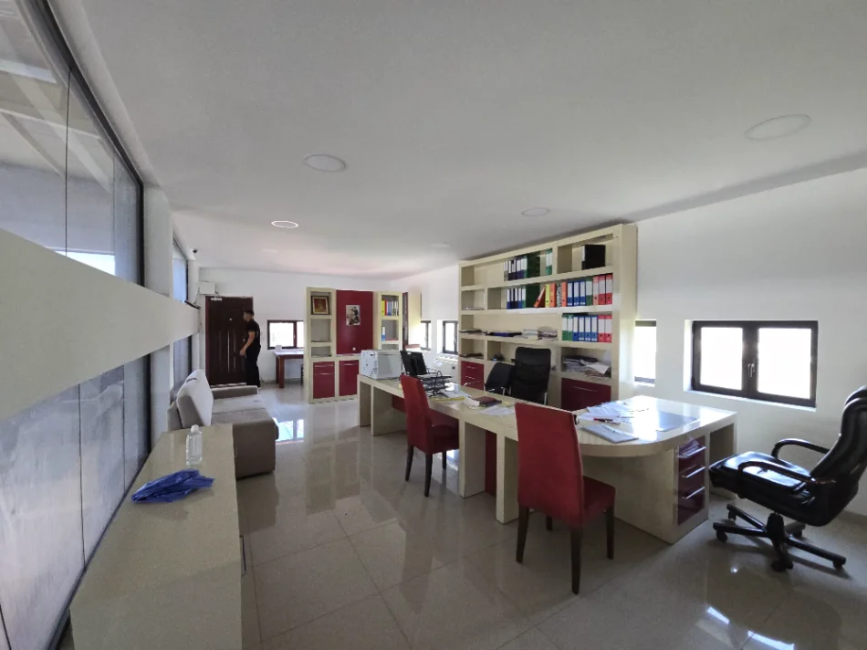 Tirane, jepet me qera magazine , 1.000 m² 3.200 € (Vorë)