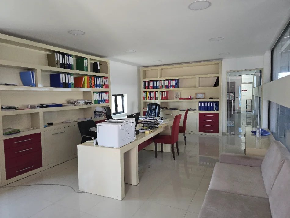 Tirane, jepet me qera magazine , 1.000 m² 3.200 € (Vorë)