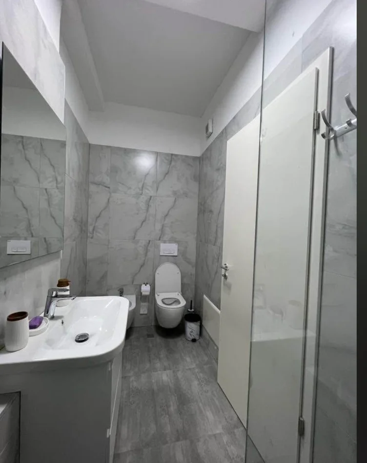 Tirane, jepet me qera apartament 1+1 Kati 3, 65 m² 651 € 