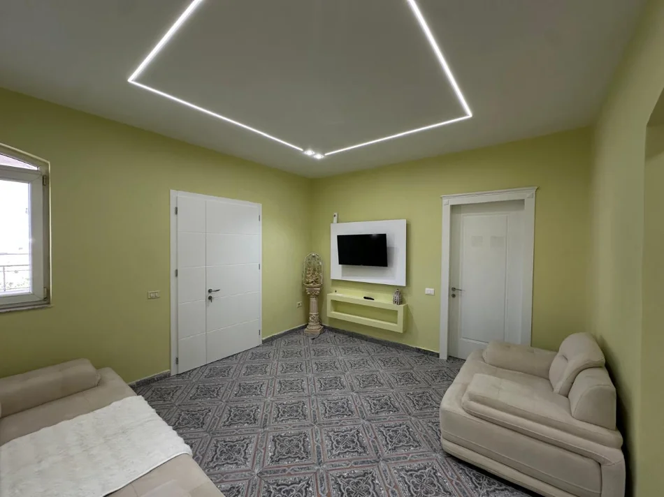 Tirane, jepet me qera apartament 3+1 Kati 2, 135 m² 850 € (Ish dogana RRugaBerit Beker)