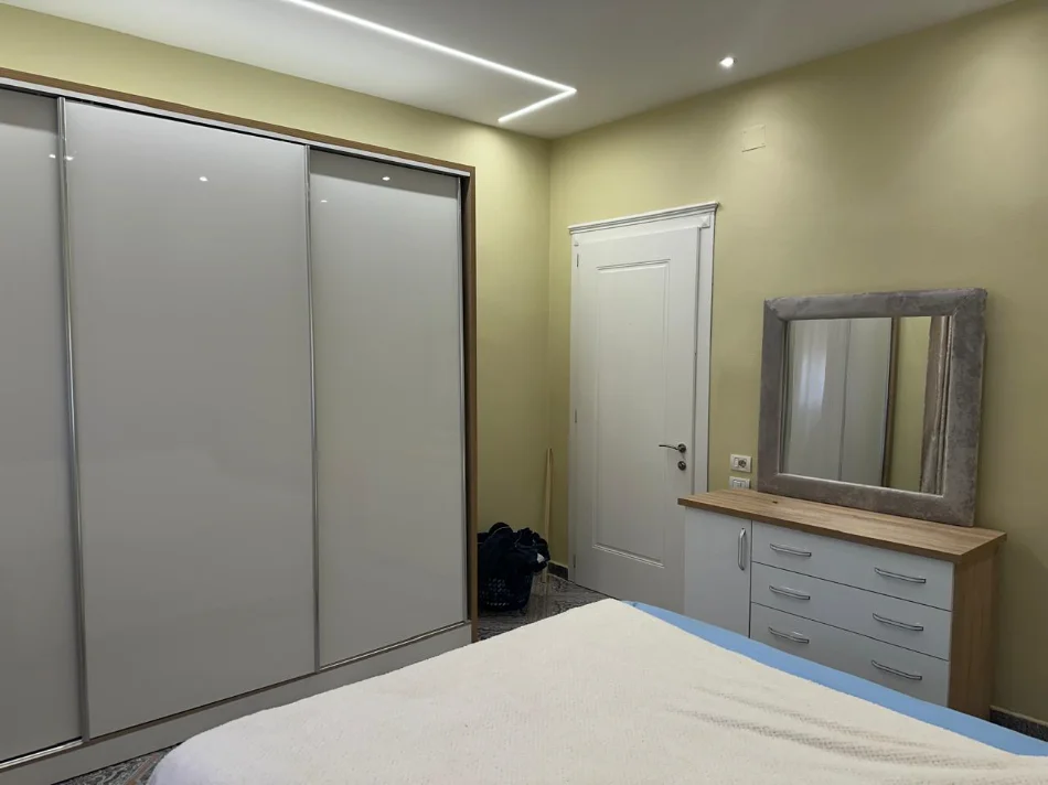 Tirane, jepet me qera apartament 3+1 Kati 2, 135 m² 850 € (Ish dogana RRugaBerit Beker)