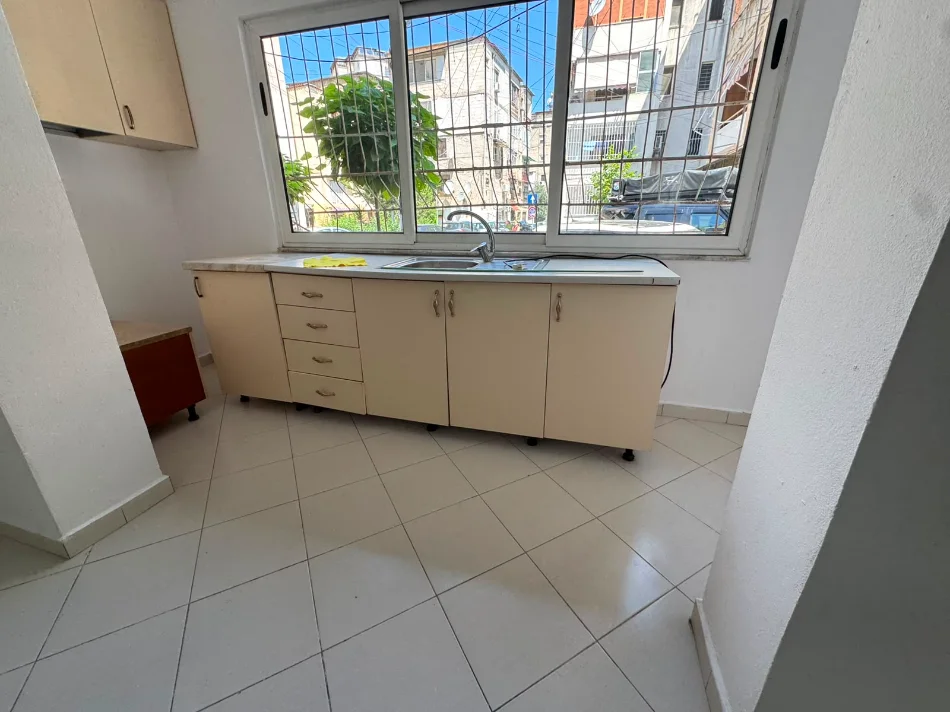 APARTAMENT 2+1 ME QIRA   (21 DHJETORI MOZAIKU) 40.000 LEKE / EDHE PER AIRBNB