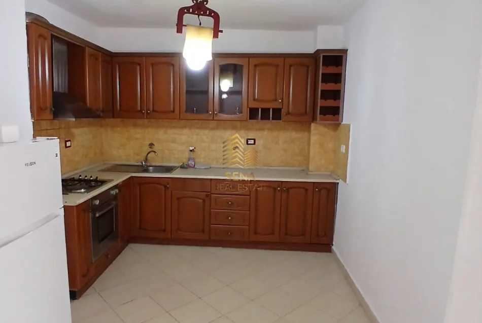 Tirane, jepet me qera apartament 1+1+Ballkon Kati 4, 65 m² 400 € (Shkolla e Bashkuar)