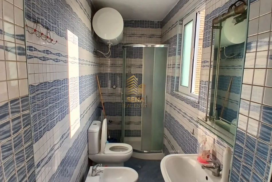Tirane, jepet me qera apartament 1+1+Ballkon Kati 4, 65 m² 400 € (Shkolla e Bashkuar)