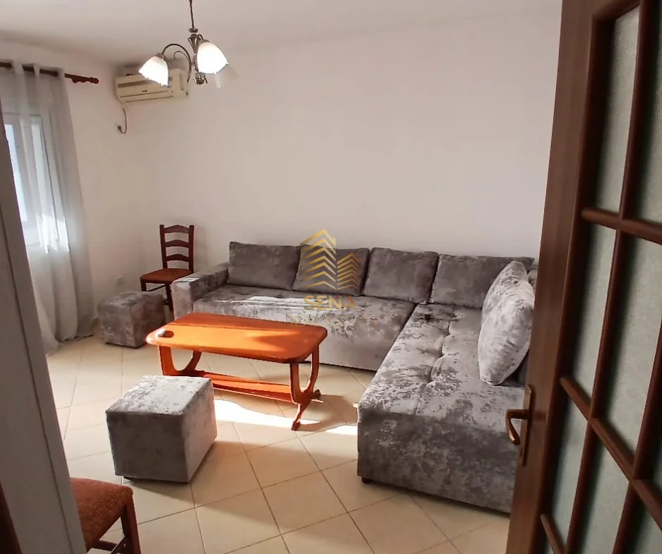 Tirane, jepet me qera apartament 1+1+Ballkon Kati 4, 65 m² 400 € (Shkolla e Bashkuar)