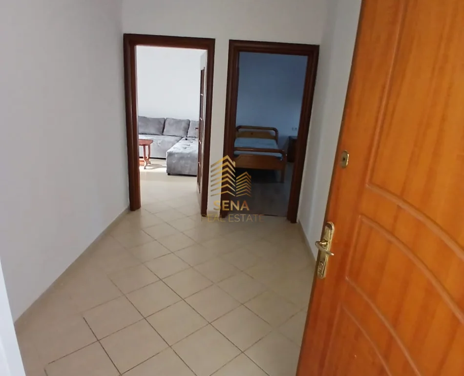 Tirane, jepet me qera apartament 1+1+Ballkon Kati 4, 65 m² 400 € (Shkolla e Bashkuar)
