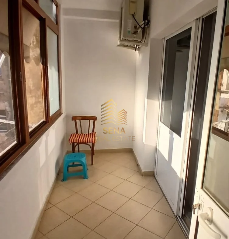 Tirane, jepet me qera apartament 1+1+Ballkon Kati 4, 65 m² 400 € (Shkolla e Bashkuar)