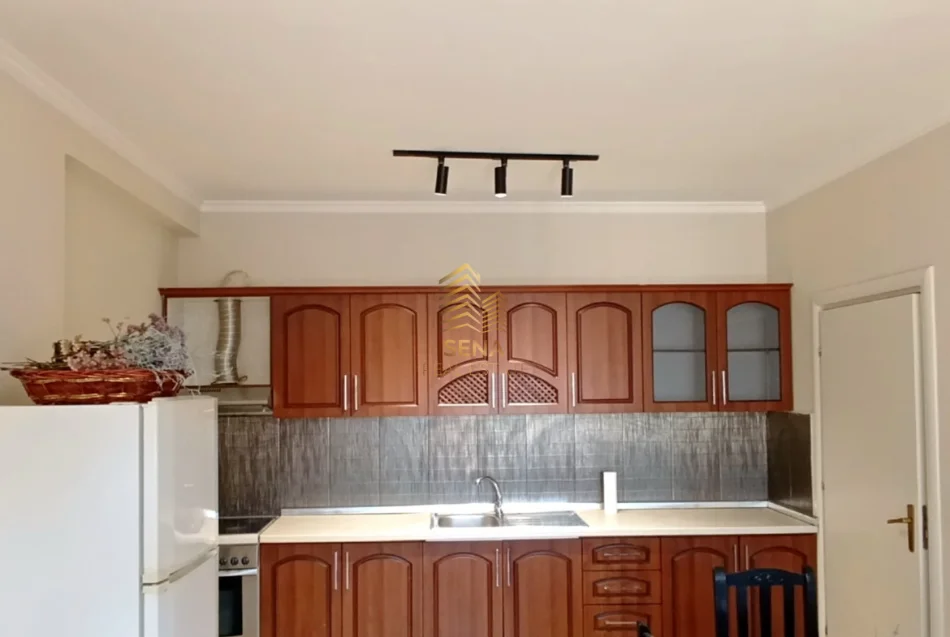 Tirane, jepet me qera apartament 1+1+Ballkon Kati 6, 74 m² 500 € (Perballe Delijorgjit)