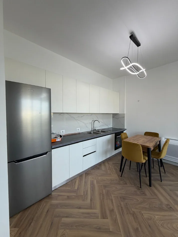 Tirane, jepet me qera apartament 1+1+Ballkon Kati 4, 70 m² 550 € (Golden Park, perballe Spitalit Amerikan 3)
