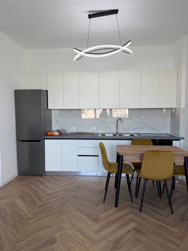 Tirane, jepet me qera apartament 1+1+Ballkon Kati 4, 70 m² 550 € (Golden Park, perballe Spitalit Amerikan 3)