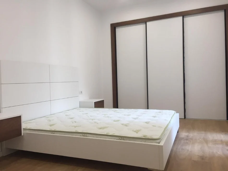 Tirane, jepet me qera apartament 2+1+Ballkon Kati 6, 90 m² 700 € (RRUGA IRFAN TOMINI)