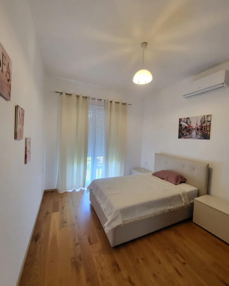Tirane, jepet me qera apartament 2+1+Ballkon Kati 2, 100 m² 1.100 € (Secret Garden Teg)