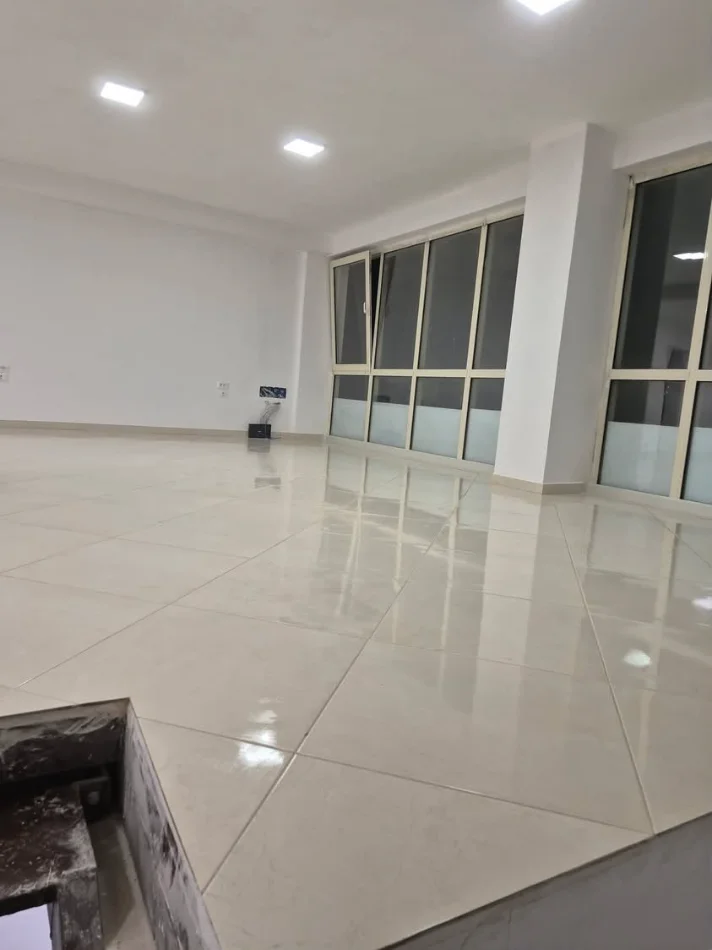 Tirane, jepet me qera ambjent biznesi , 260 m² 2.200 € (ish stacioni i trenit)