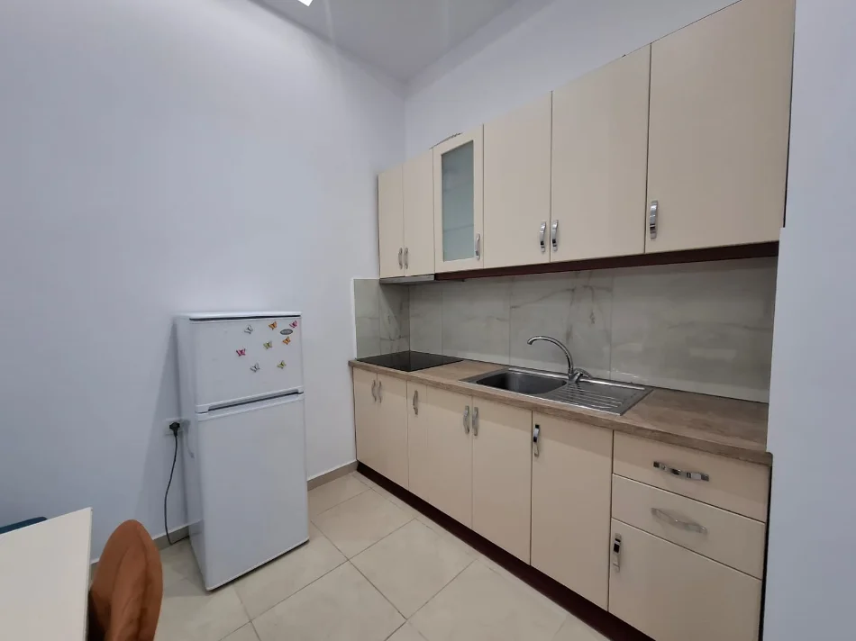 Me Qera : 1+1📍Rr. Elbasanit (Vilat Gjermane) - 37,000 Leke/Muaj - Sp.60m² - - 5 min larg Ekonomikut 🚀
