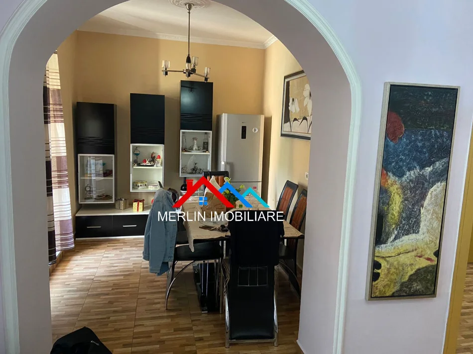 Tirane, jepet me qera apartament 1+1+Ballkon , 62 m² 600 € (BULEVARDI BAJRAM CURRI,AFER QENDRES)