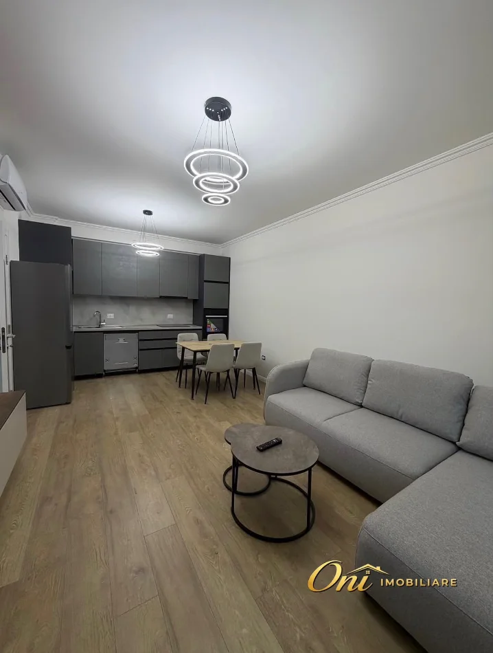 Tirane, jepet me qera apartament 1+1 Kati 1, 67 m² 800 € (KOMUNA E PARISIT)