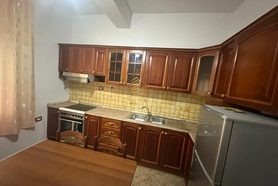 Tirane, jepet me qera apartament 2+1 Kati 2, 90 m² 600 € (Ali Demi)