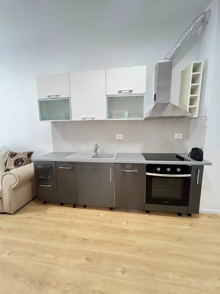 Tirane, jepet me qera apartament 2+1+Ballkon Kati 5, 70 m² 500 € (KADIU)