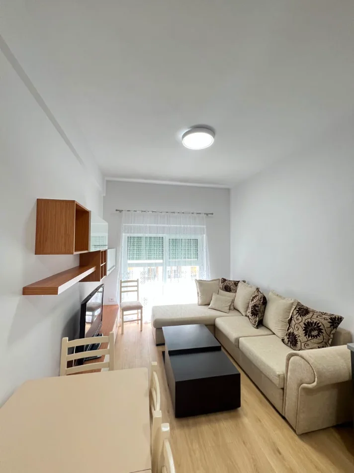 Tirane, jepet me qera apartament 2+1+Ballkon Kati 5, 70 m² 500 € (KADIU)