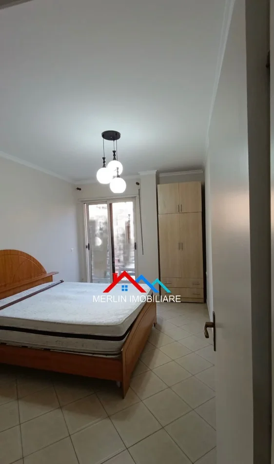Tirane, jepet me qera apartament 1+1+Ballkon Kati 6, 74 m² 525 € (RRUGA E KAVAJES,PERBALLE DELIJORGJIT.)
