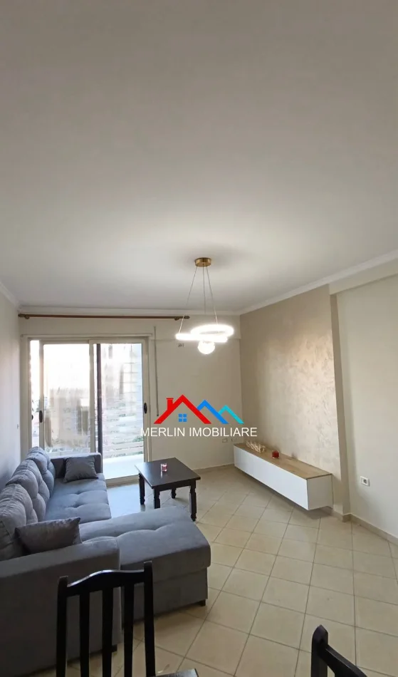 Tirane, jepet me qera apartament 1+1+Ballkon Kati 6, 74 m² 525 € (RRUGA E KAVAJES,PERBALLE DELIJORGJIT.)