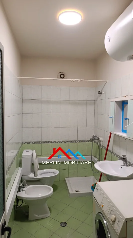 Tirane, jepet me qera apartament 1+1+Ballkon Kati 6, 74 m² 525 € (RRUGA E KAVAJES,PERBALLE DELIJORGJIT.)