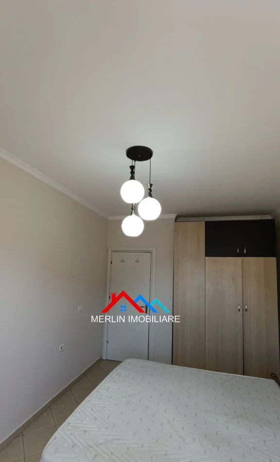 Tirane, jepet me qera apartament 1+1+Ballkon Kati 6, 74 m² 525 € (RRUGA E KAVAJES,PERBALLE DELIJORGJIT.)
