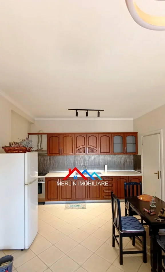 Tirane, jepet me qera apartament 1+1+Ballkon Kati 6, 74 m² 525 € (RRUGA E KAVAJES,PERBALLE DELIJORGJIT.)