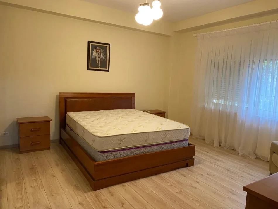 Tirane, jepet me qera 2+1 Kati 1, 120 m² 680 € (Brryli)