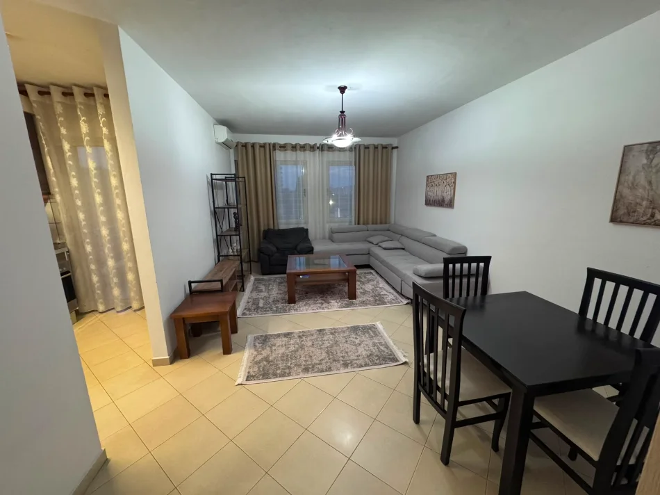 Tirane, jepet me qera apartament 2+1+Aneks+Ballkon Kati 3, 100 m² 500 € (Yzberisht)